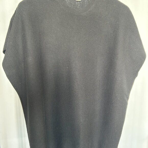 Michael Kors - Two classic ponchos with interchangeable faux-fur trim hood - Picture 4 of 7